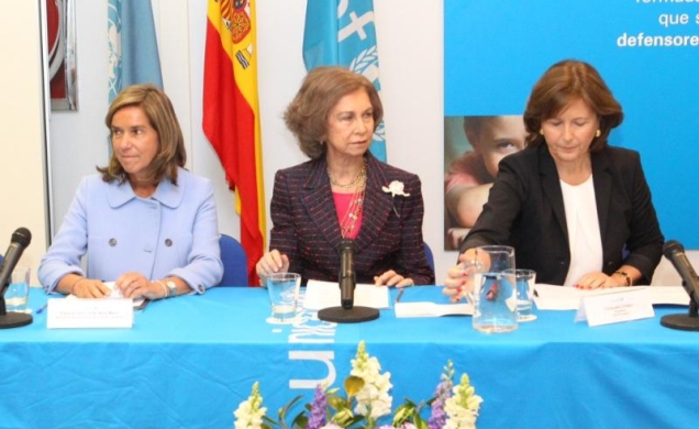Su Majestad la Reina en la mesa presidencial, acompañada por la ministra de Sanidad, Servicios Sociales e Igualdad, Ana Mato y la presidenta de UNICEF